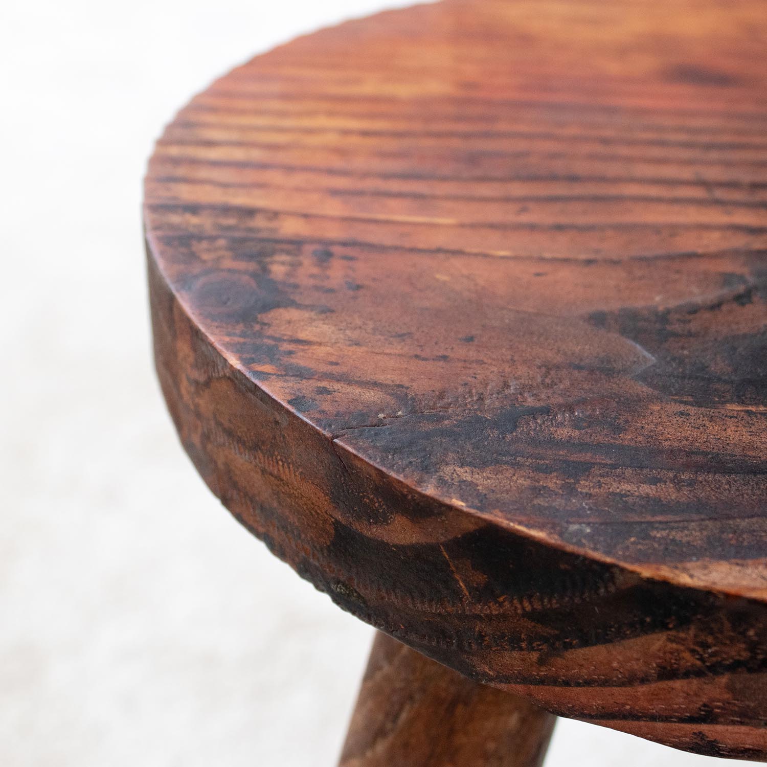 Kleiner Vintage Holz Schemel aus Frankreich Dreibein Beistelltisch