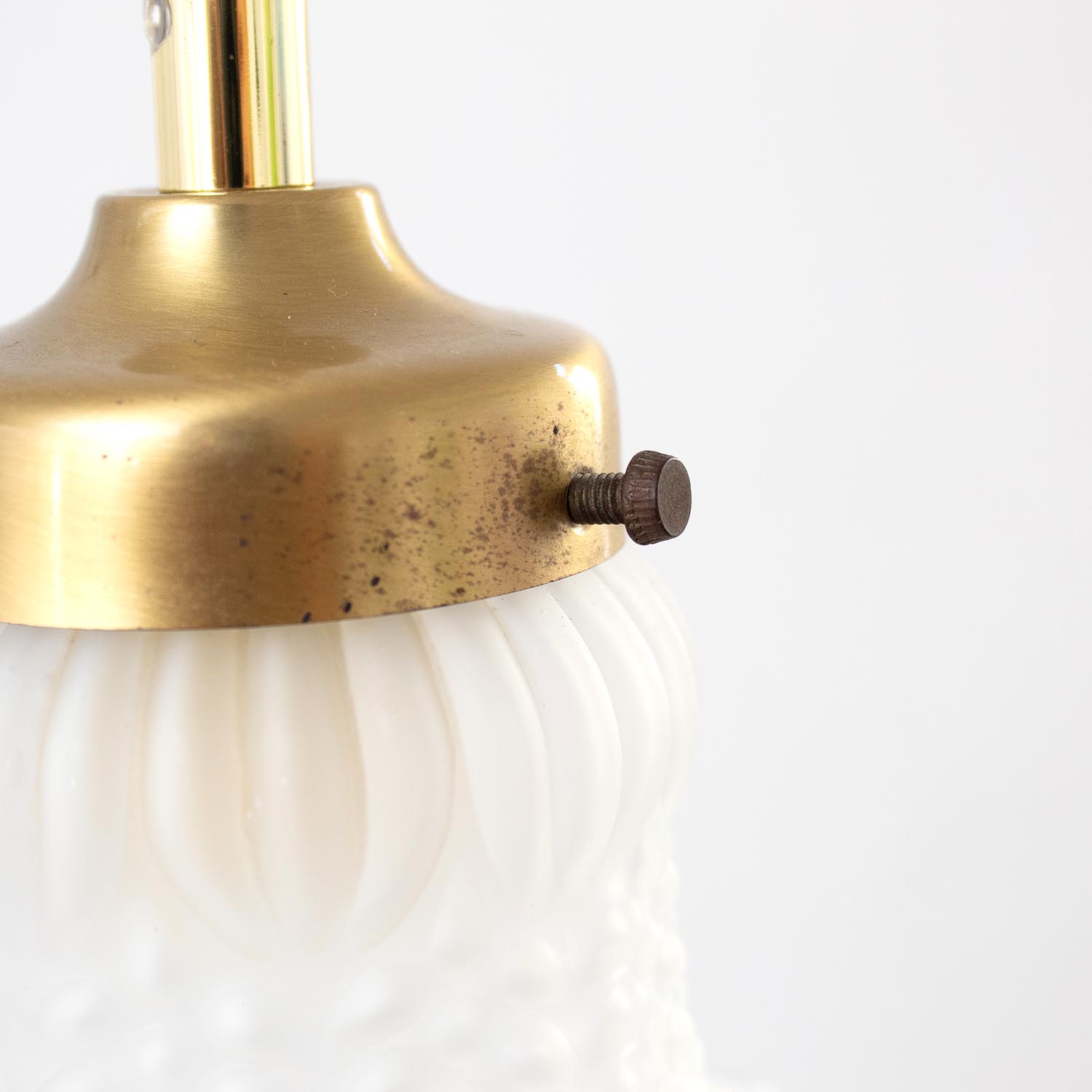 Zartes Jugendstil & Art Déco Milchglas-Lämpchen – Kleine Pendelleuchte mit Messingfassung