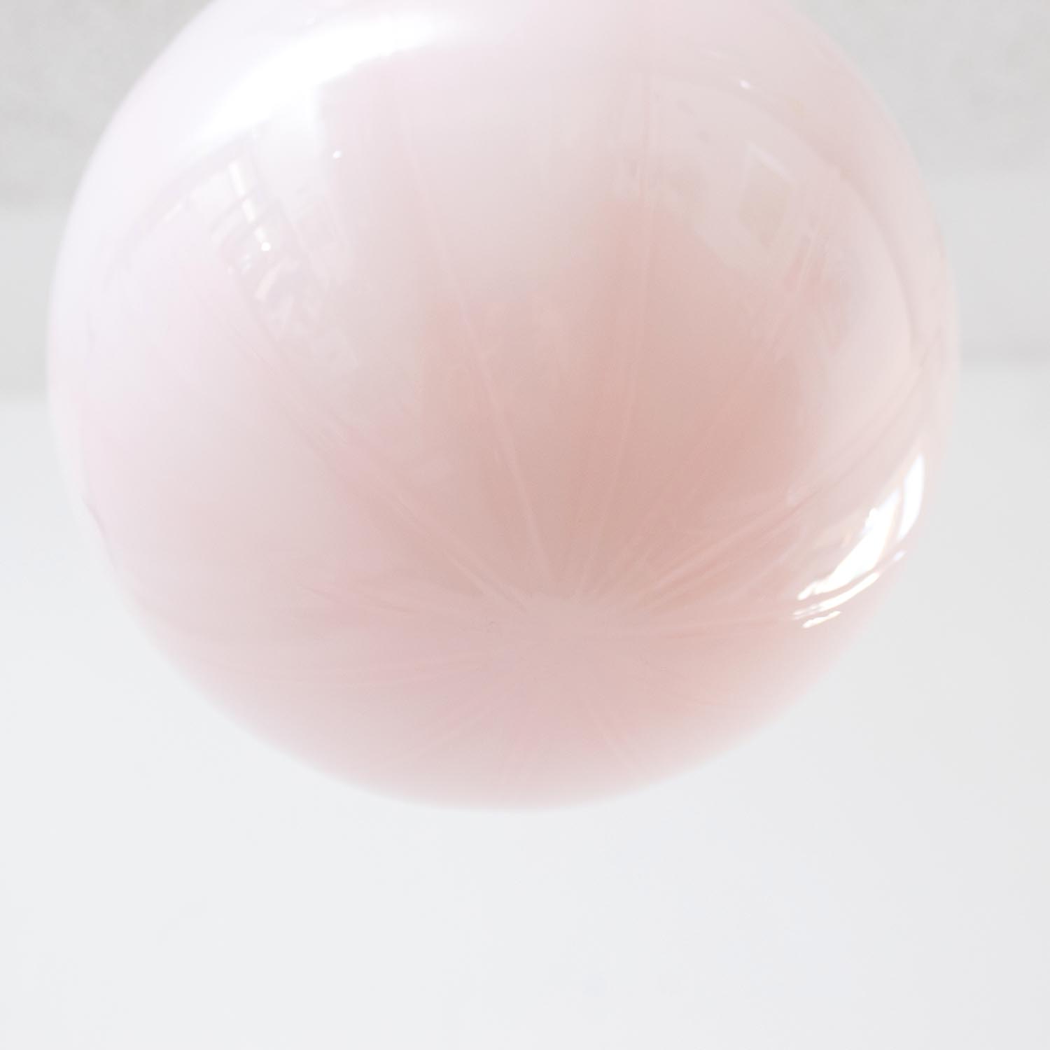Art Déco Glaskugel Pendelleuchte – Altrosa / Zartrosa mit Rippenstruktur (1920er–1930er)