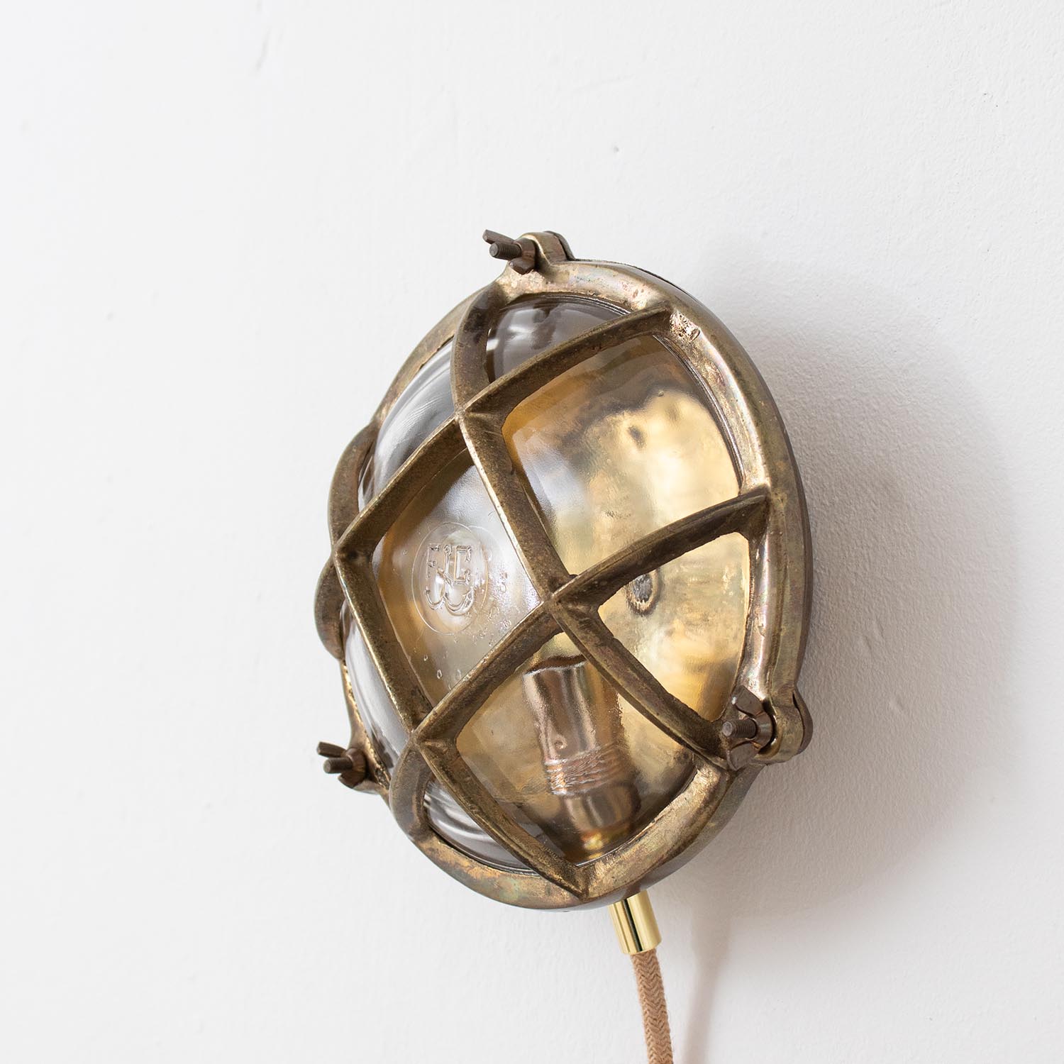 Vintage maritime FC Wand- / Deckenlampe Messing mit Schutzgitter 1960er Jahre Midcentury