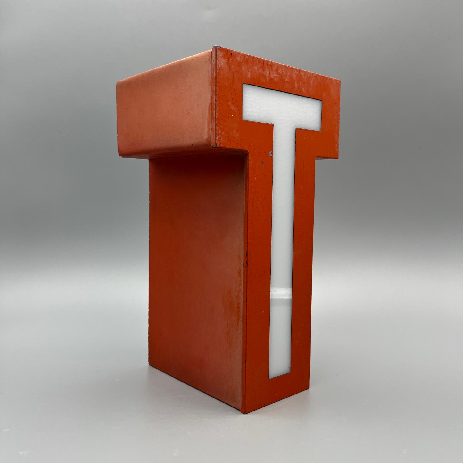 Vintage Buchstabe -T- Rot Acryl 20 cm Leuchtbuchstabe