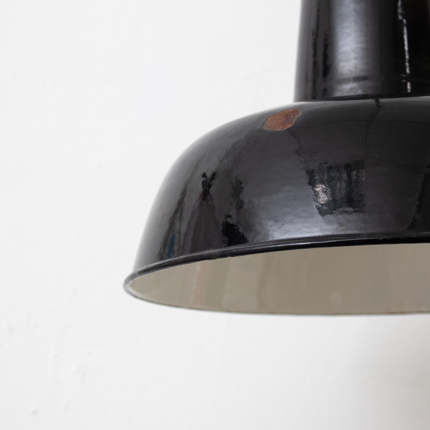 Alte satt schwarze Bauhaus Emaille Hängelampe Ø 30 cm