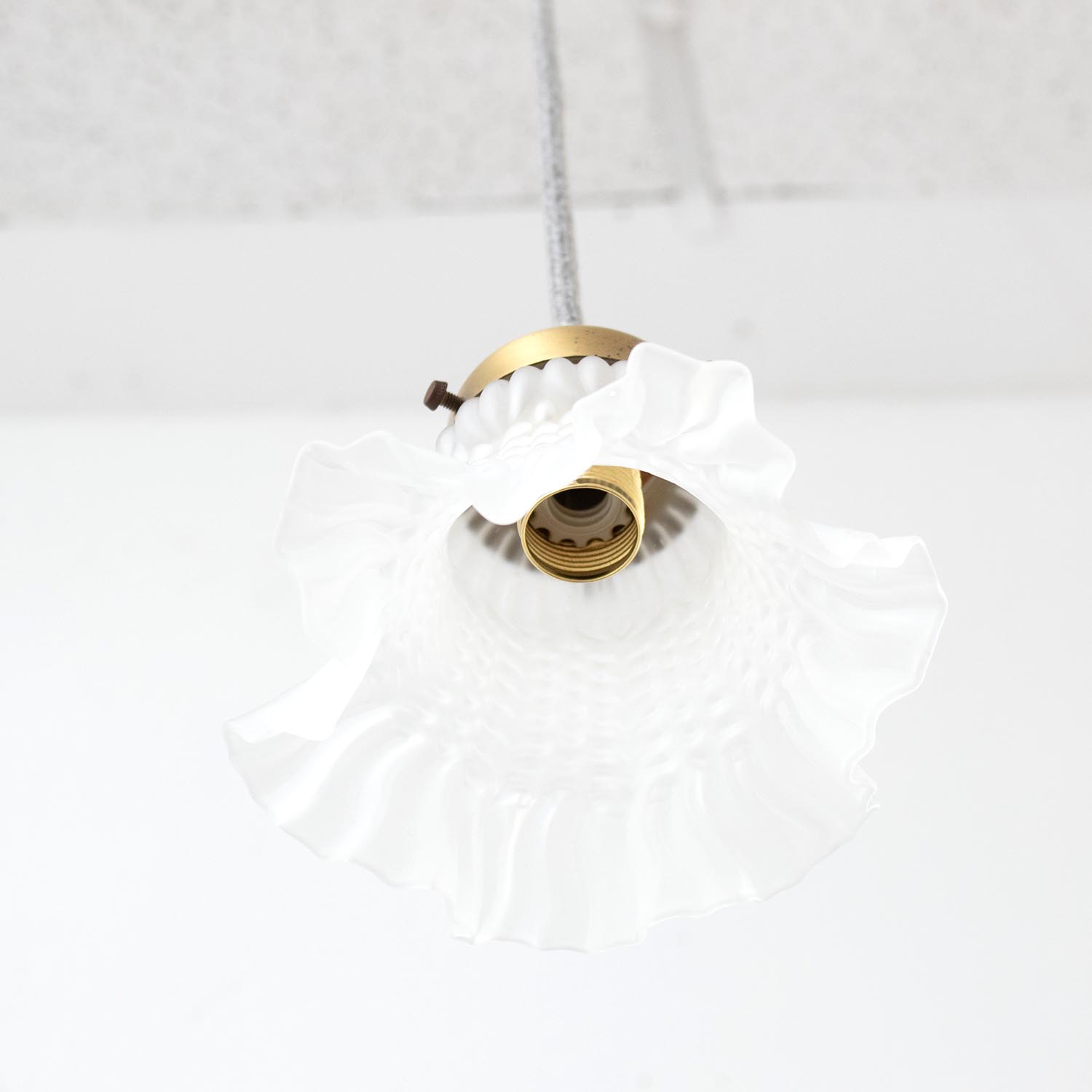 Zartes Jugendstil & Art Déco Milchglas-Lämpchen – Kleine Pendelleuchte mit Messingfassung