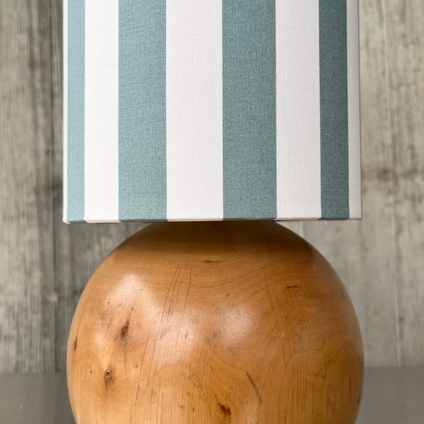 Vintage Holzkugel Tischlampe | Lampenschirm Capri Grün-Weiß gestreift 38 cm