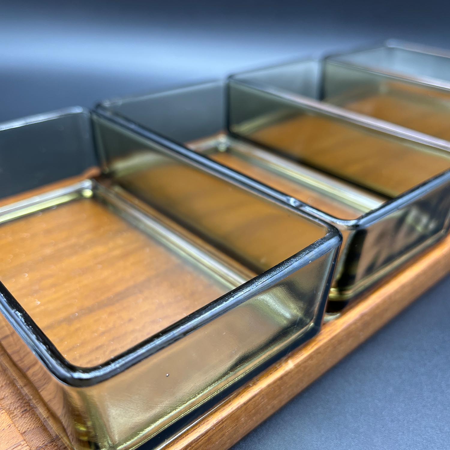 Midcentury Teak Servier Tablett + 4 Rauchglas Schalen