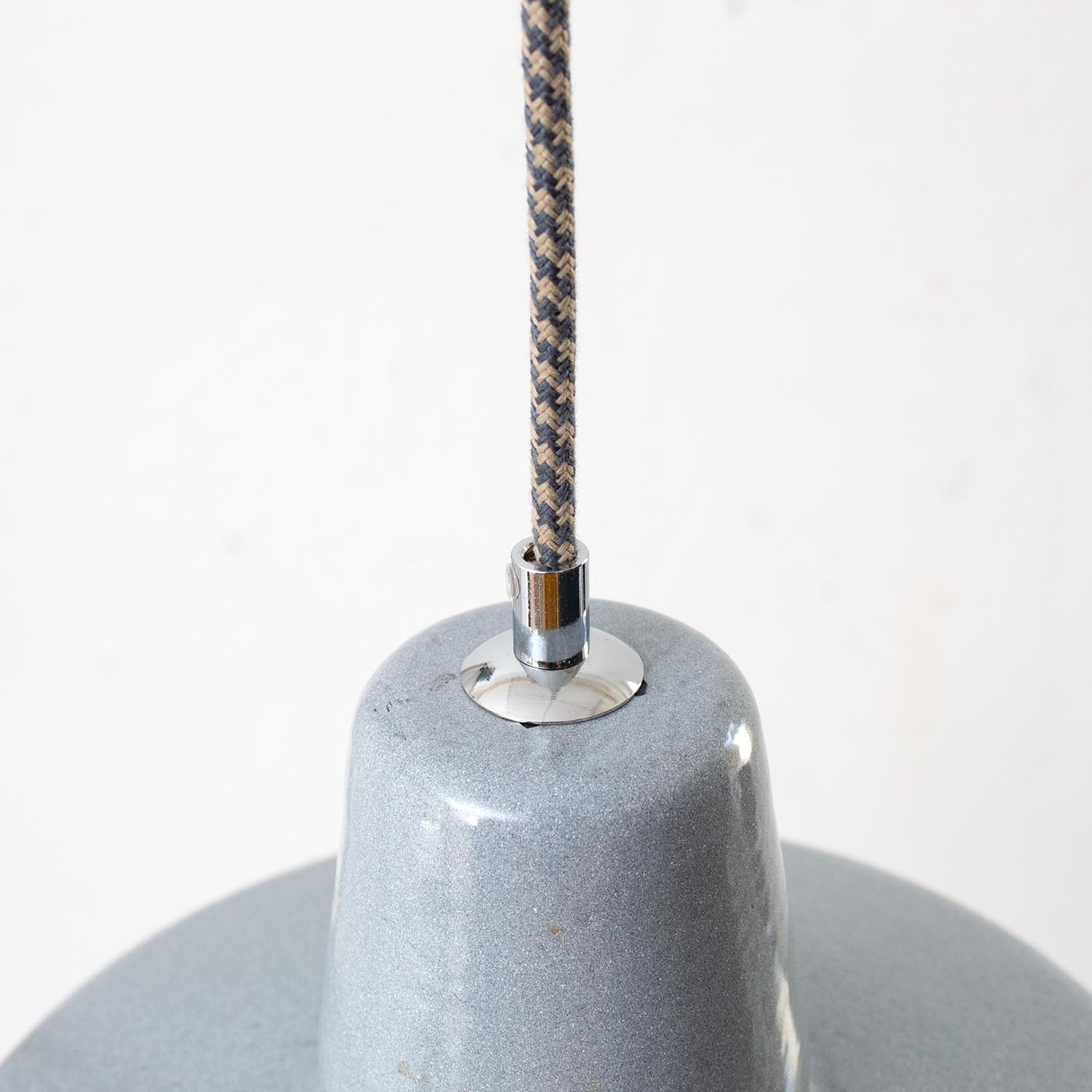 Vintage eisgraue emaillierte Industrielampe Ø 32 cm mit Aufdruck
