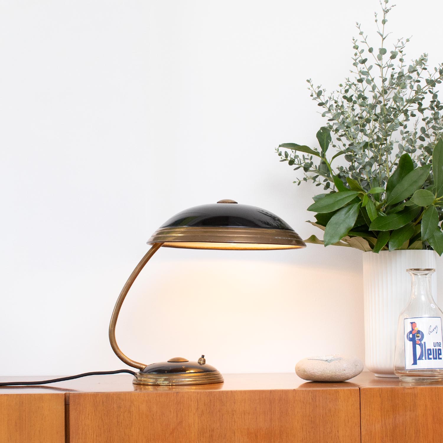 Mid-Century Art Déco Tischleuchte Messing Schwarz – Helo Leuchten (1940er/1950er)