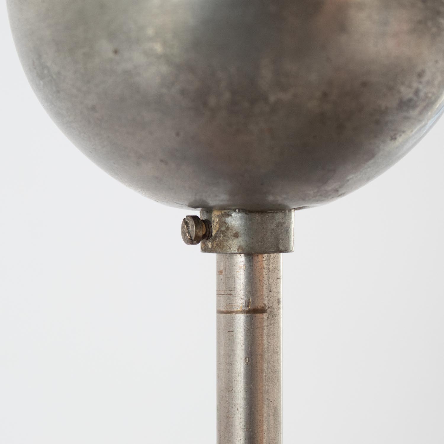 Bauhaus Art Déco Stableuchte – Opalglas Pendelleuchte am Metallstab (1920er / 1930er)