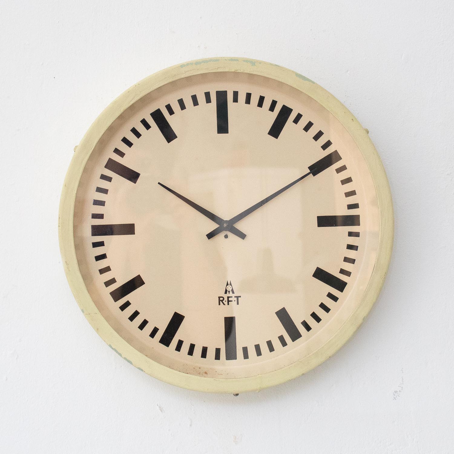 Alte RFT Industrieuhr Ø 37 cm Bauhaus Fabrikuhr Wanduhr DDR