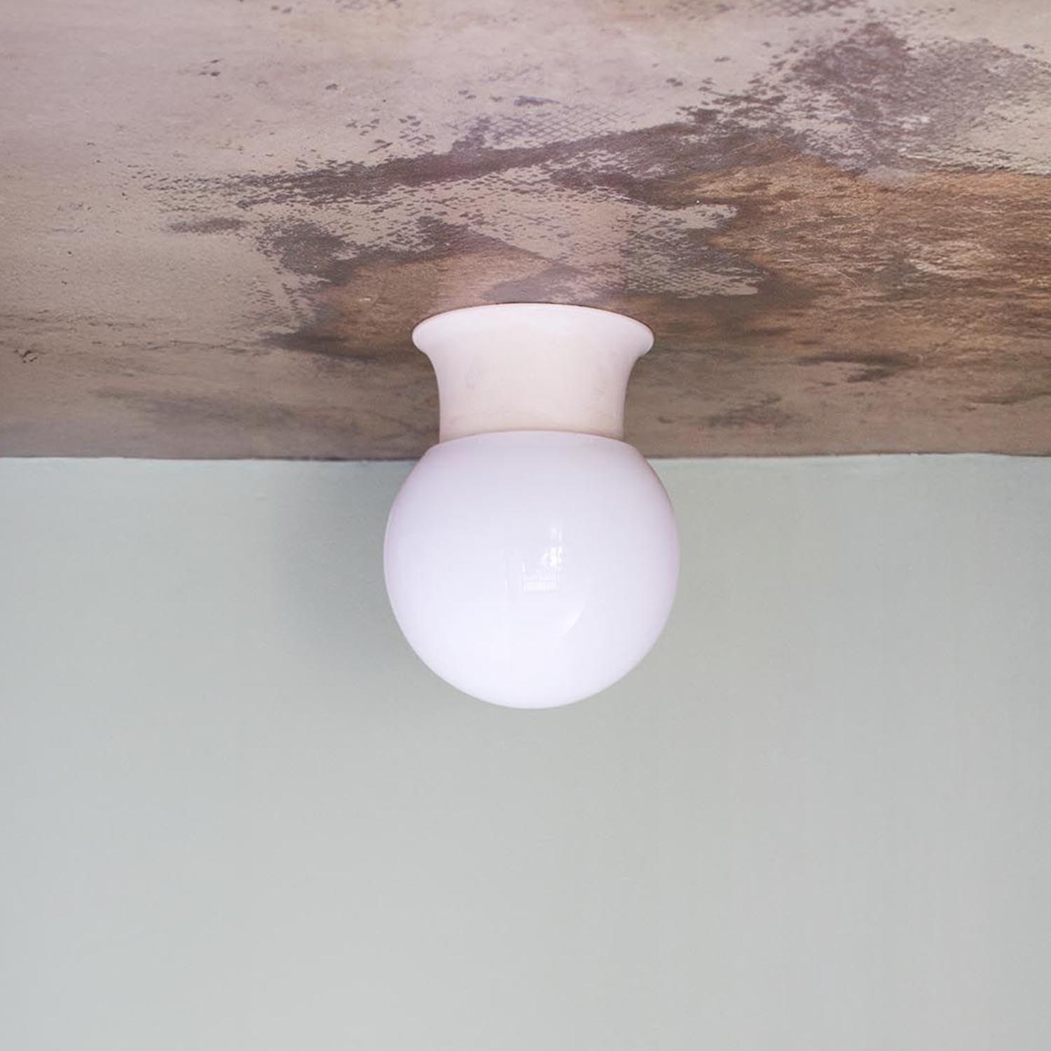 Mini weiße Opalglas Kugel Deckenlampe Bauhaus Ø 12 cm Bakelit