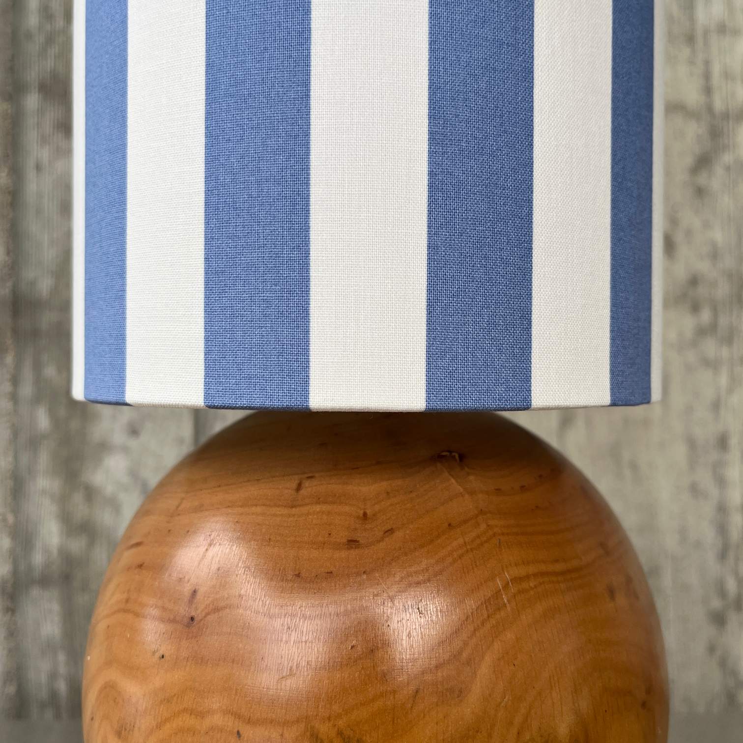 Vintage Holzkugel Tischlampe | Lampenschirm Capri Blau-Weiß gestreift 38 cm