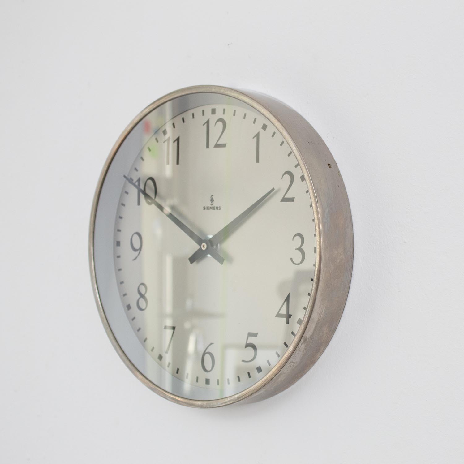 Minimalistische Siemens Fabrikuhr Wanduhr ø 28 cm von ca. 1950