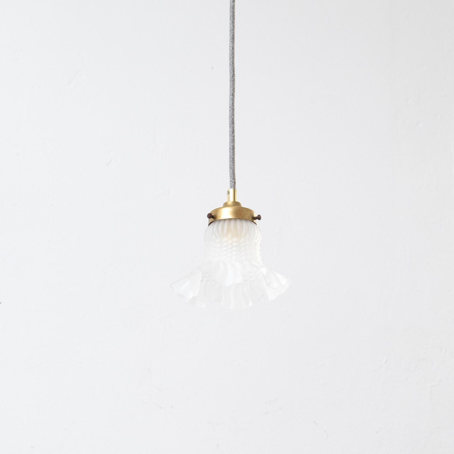 Zartes Jugendstil & Art Déco Milchglas-Lämpchen – Kleine Pendelleuchte mit Messingfassung
