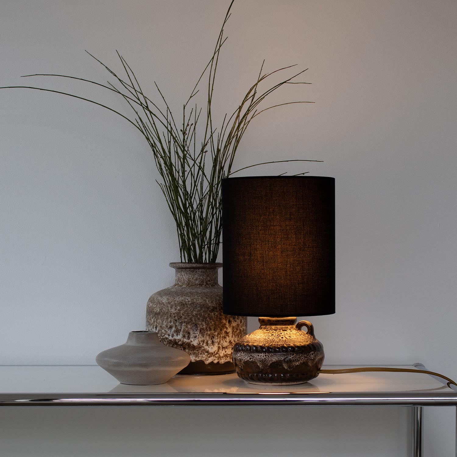 Kleine vintage midcentury Keramik Tischlampe mit schwarzem Stoffschirm