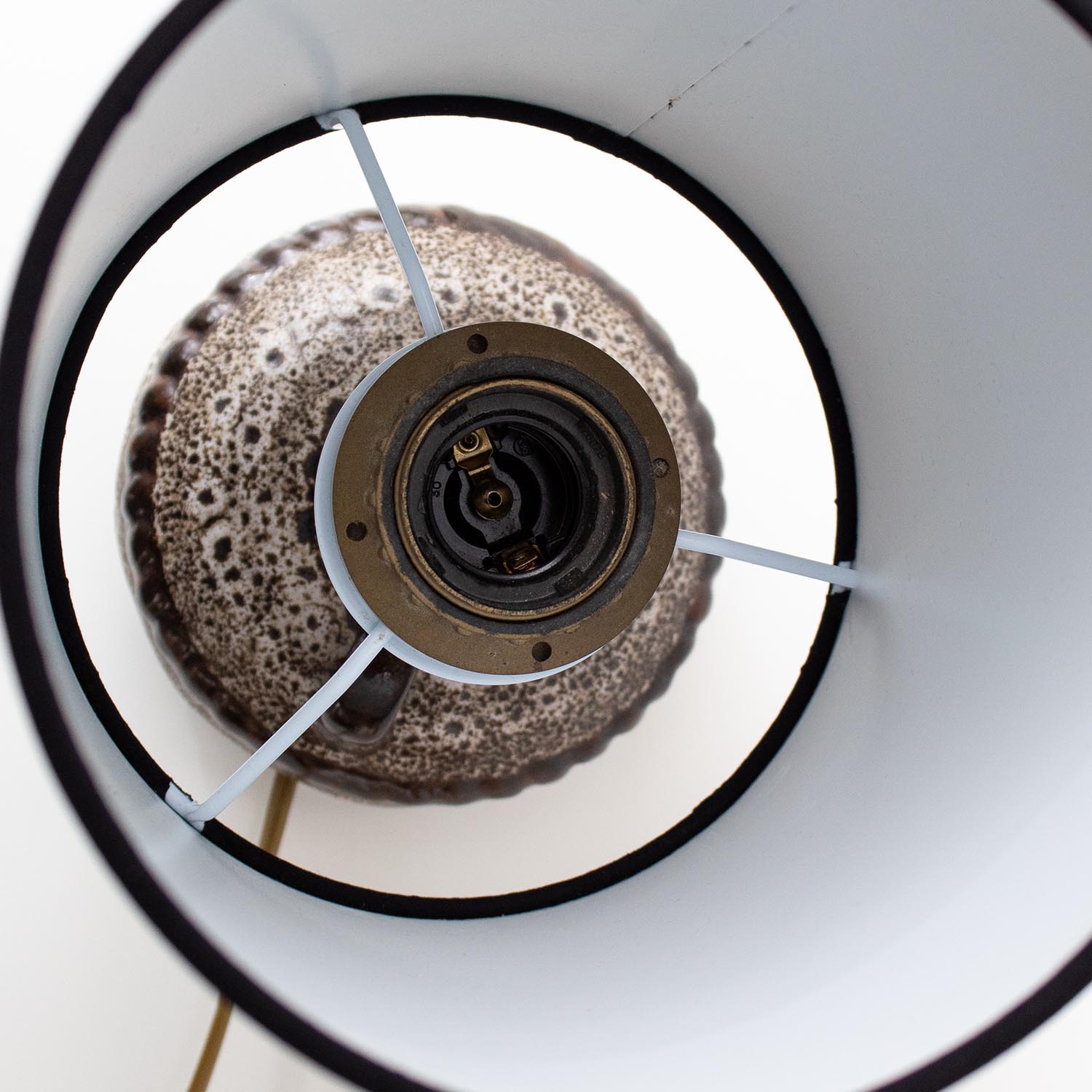 Kleine vintage midcentury Keramik Tischlampe mit schwarzem Stoffschirm