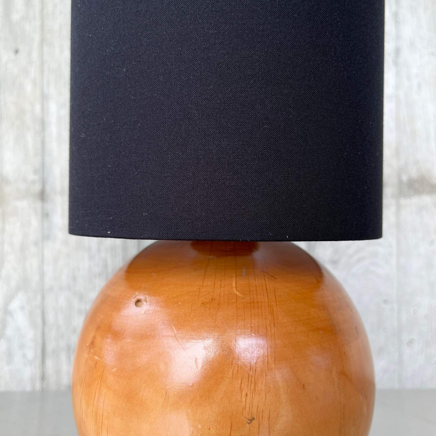 Vintage Holzkugel Tischlampe | Stoffschirm Schwarz Leinen 32 cm