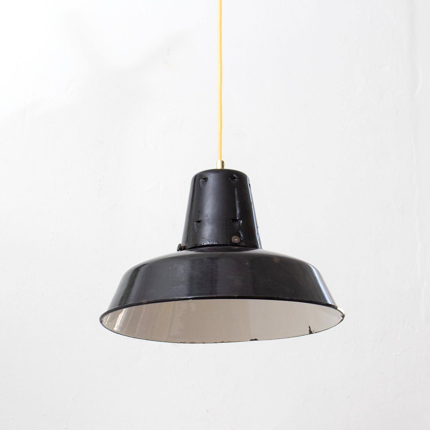 Alte satt schwarze Bauhaus emaillierte Fabriklampe Ø 34 cm