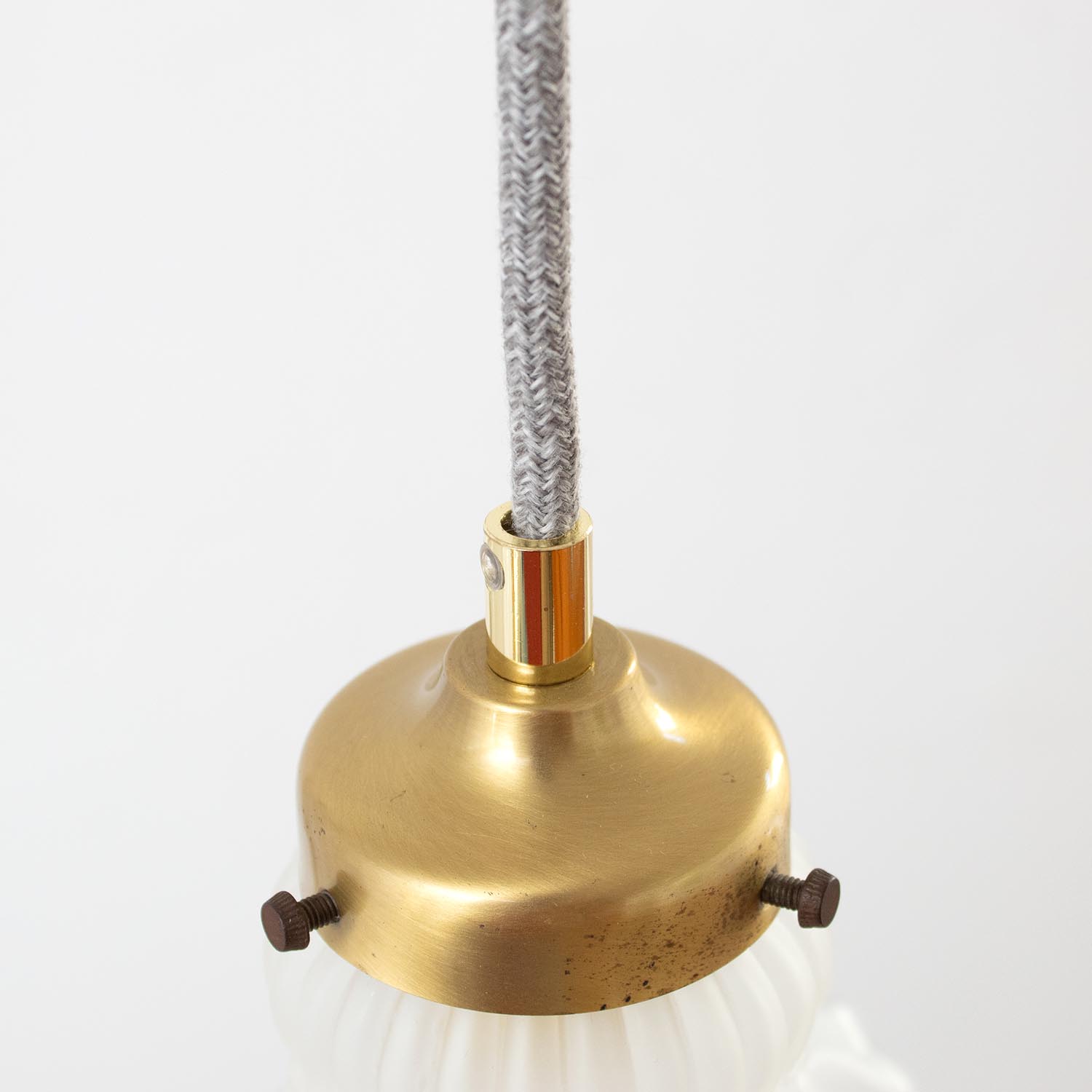 Zartes Jugendstil & Art Déco Milchglas-Lämpchen – Kleine Pendelleuchte mit Messingfassung
