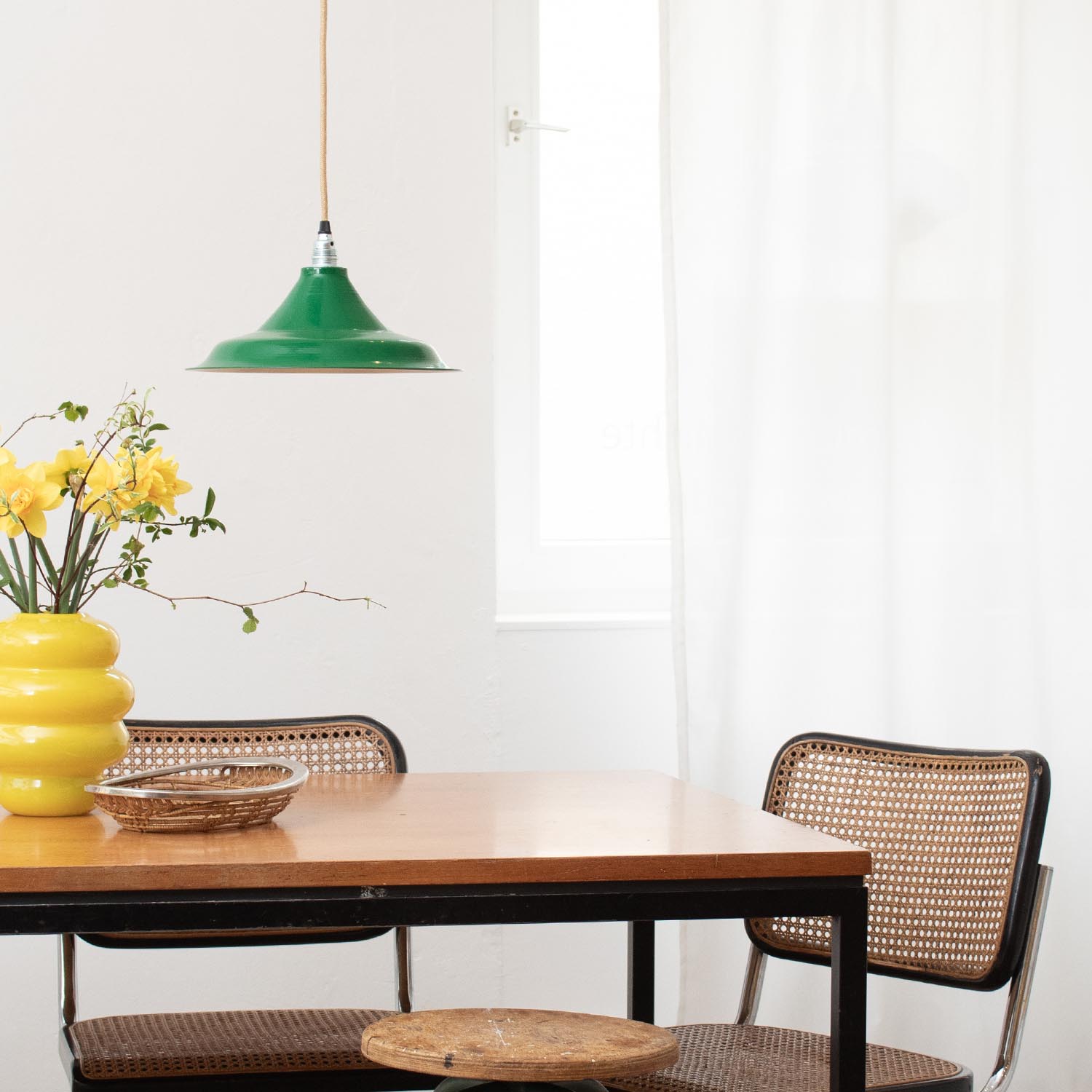 Grüne vintage Lampe Fabriklampe mit individuellem Textilkabel von JØLG