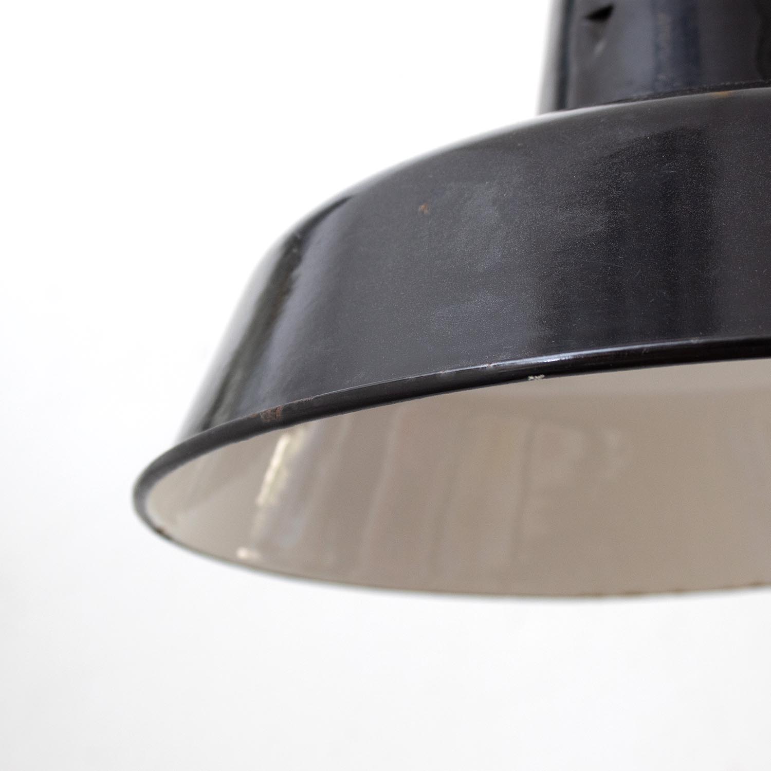 Alte satt schwarze Bauhaus emaillierte Fabriklampe Ø 34 cm