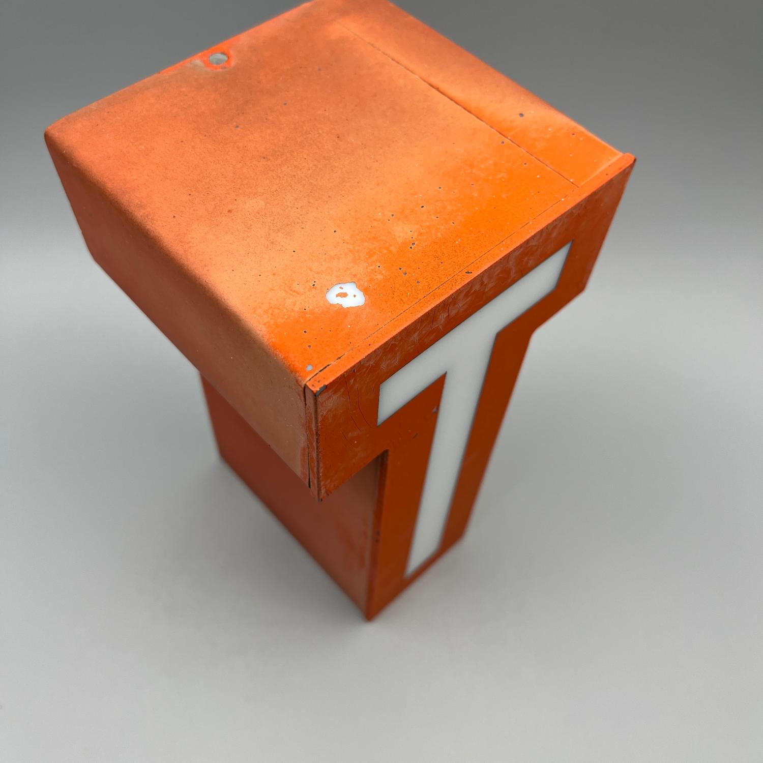 Vintage Buchstabe -T- Rot Acryl 20 cm Leuchtbuchstabe