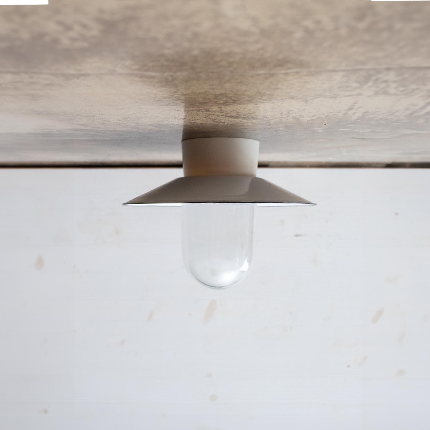 Vintage weiße Glaskolben Deckenlampe mit Emailleschirm Ø 24 cm Landhaus