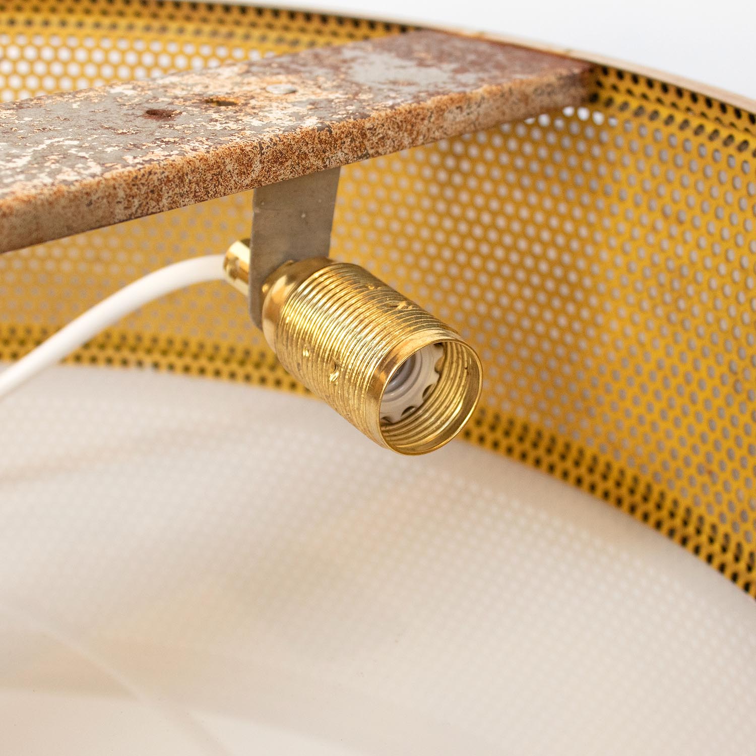 Französische Mid-Century Deckenleuchte – Gelbes Lochblech & Messing (Ø 45,5 cm)
