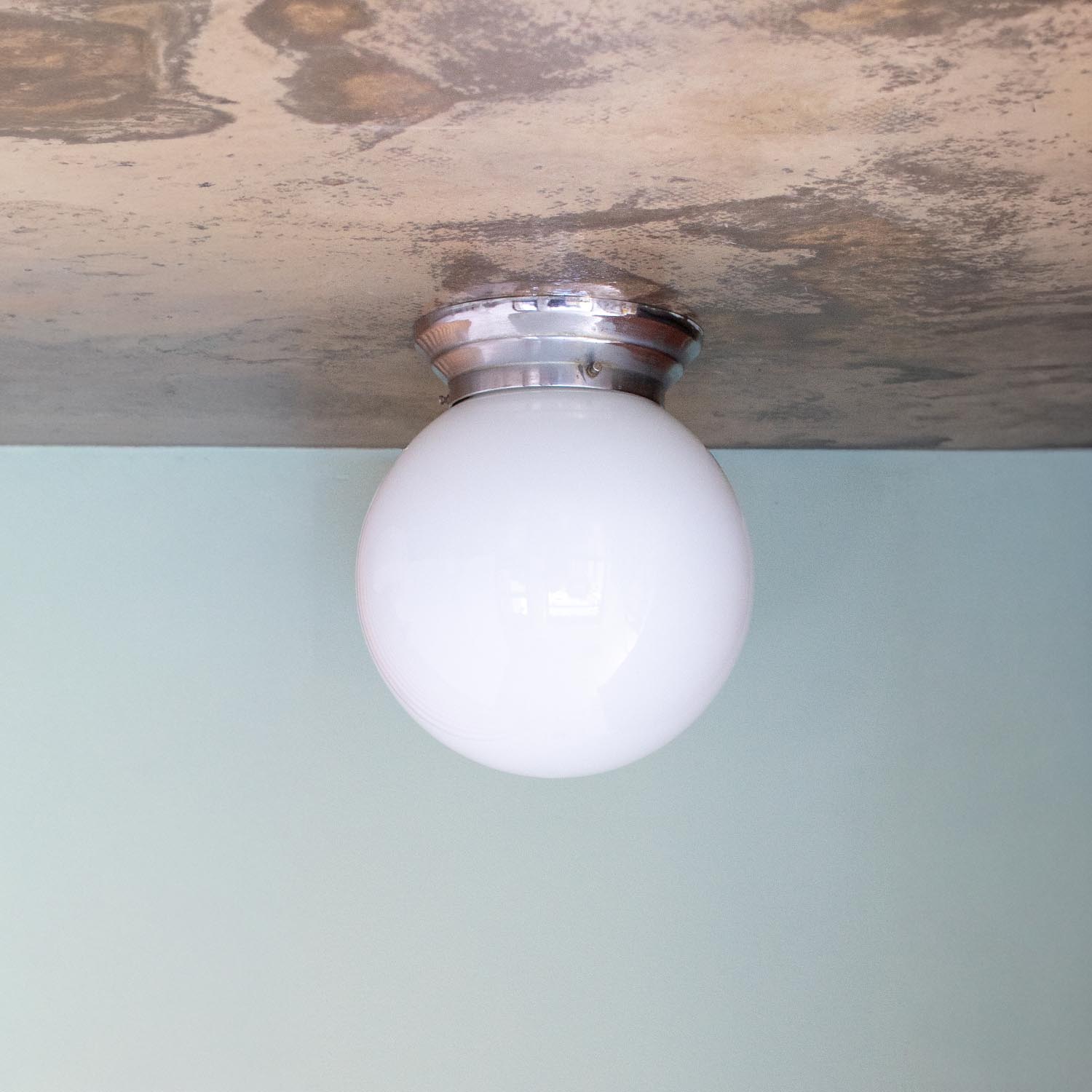 Alte Bauhaus Kugel Opalglas Deckenlampe aus Frankreich Ø 20 cm