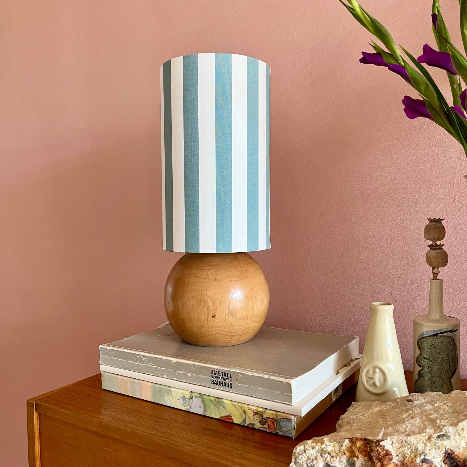 Vintage Holzkugel Tischlampe | Lampenschirm Capri Grün-Weiß gestreift 38 cm