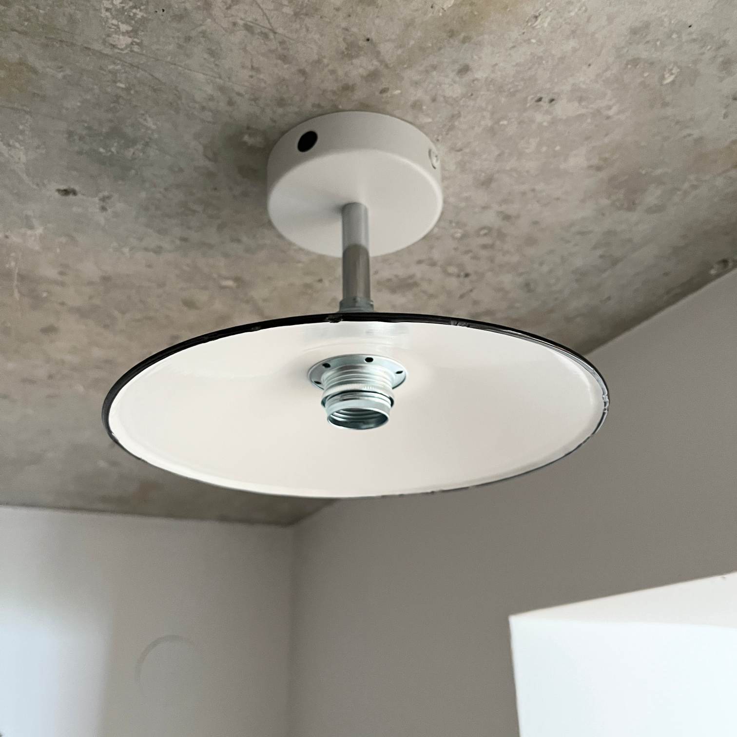 Emaille Landhaus vintage Deckenlampe mit individuellem Textilkabel von JØLG