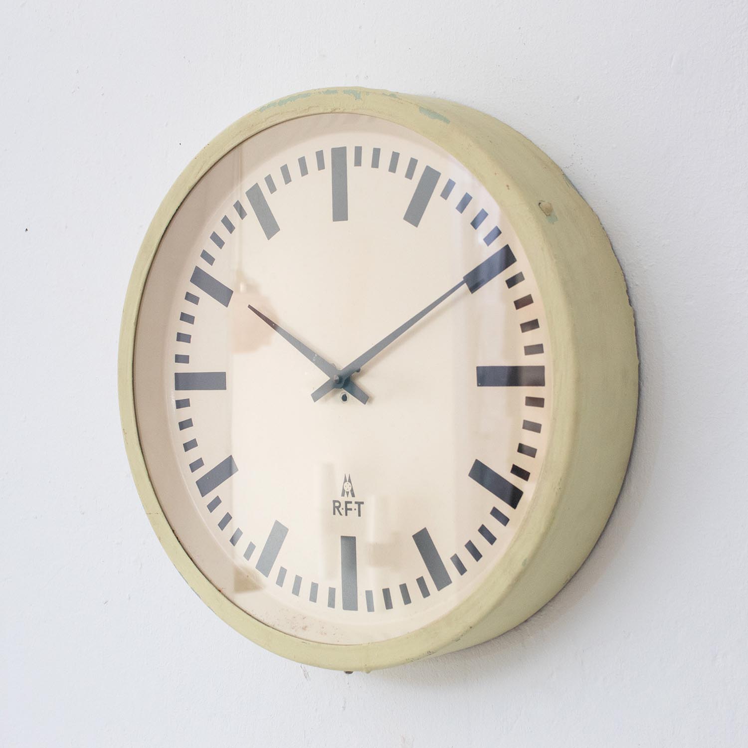 Alte RFT Industrieuhr Ø 37 cm Bauhaus Fabrikuhr Wanduhr DDR