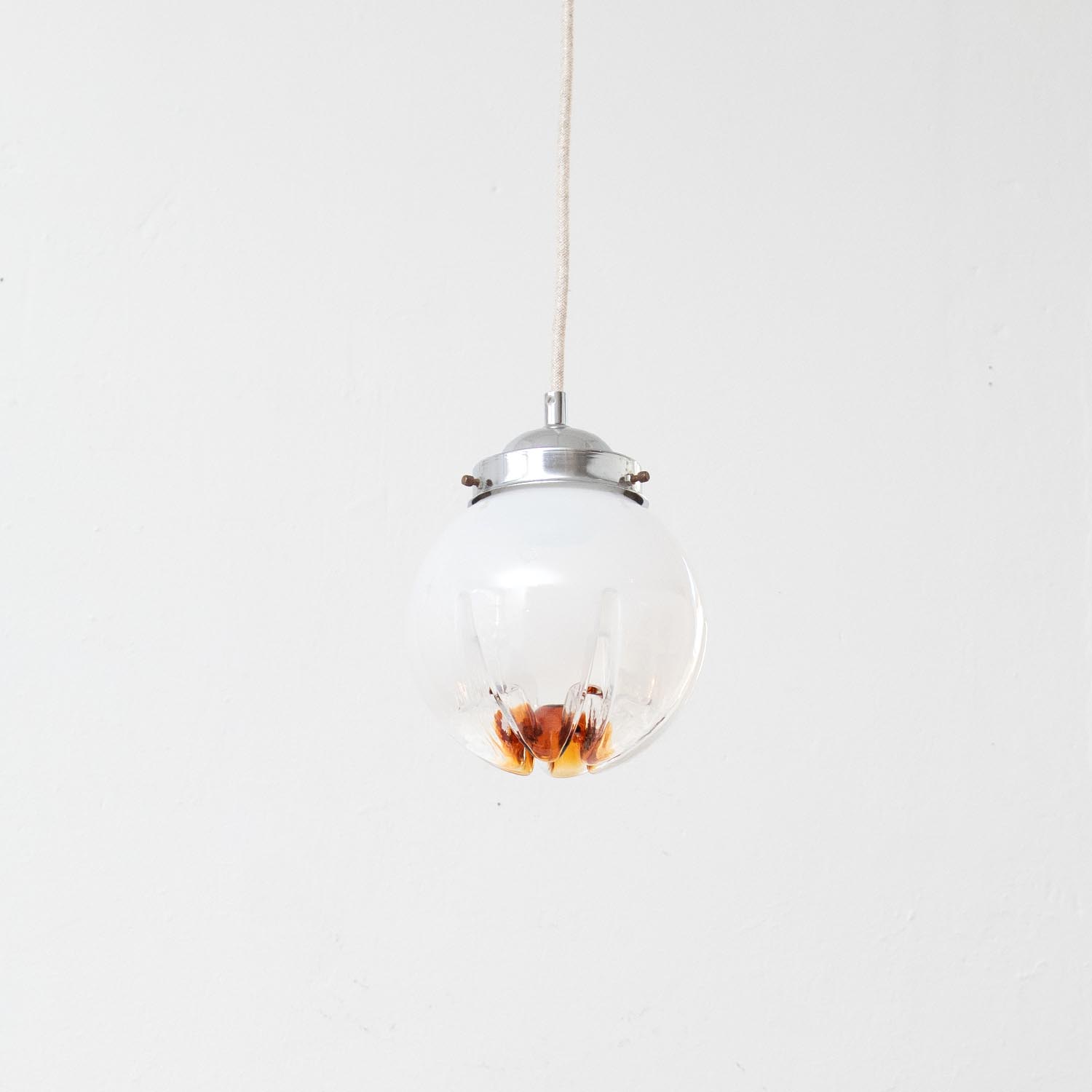 Mid-Century Murano Glas Kugel-Pendelleuchte – Mundgeblasenes Glas mit Bernsteineinschmelzung (1970er)
