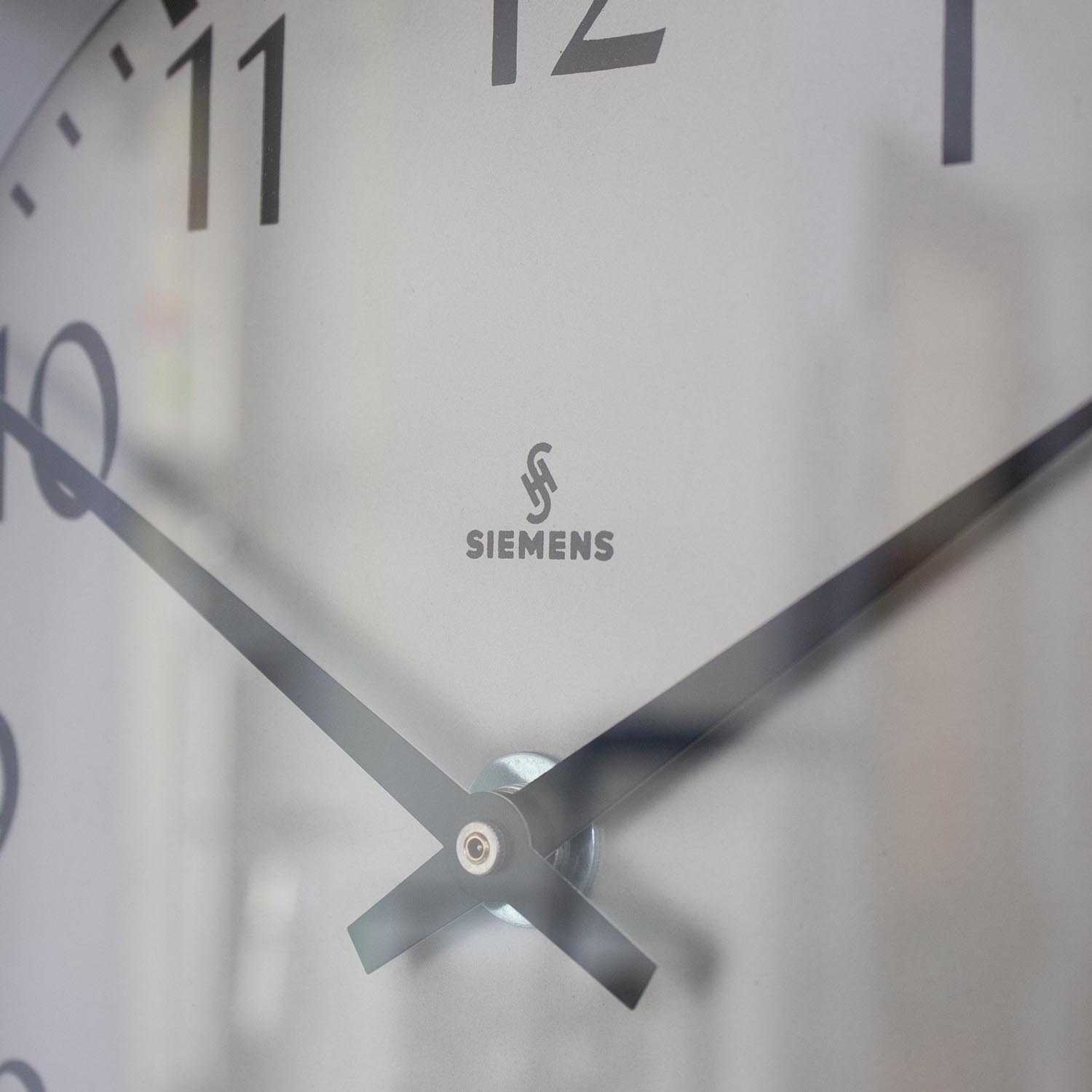 Minimalistische Siemens Fabrikuhr Wanduhr ø 28 cm von ca. 1950