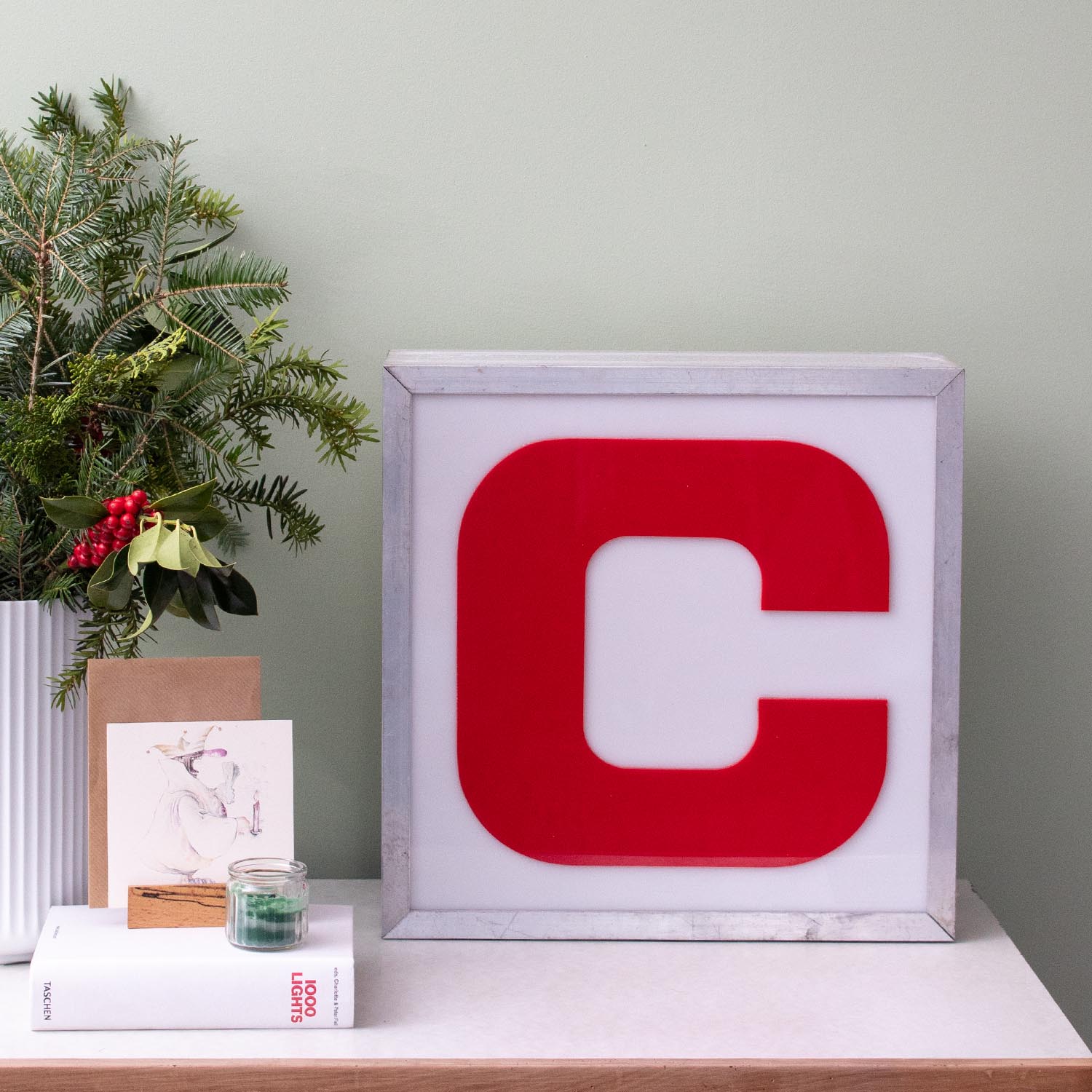 Alter quadratischer Leucht-Buchstabe -C- Rot im Kasten 40 x 40 cm