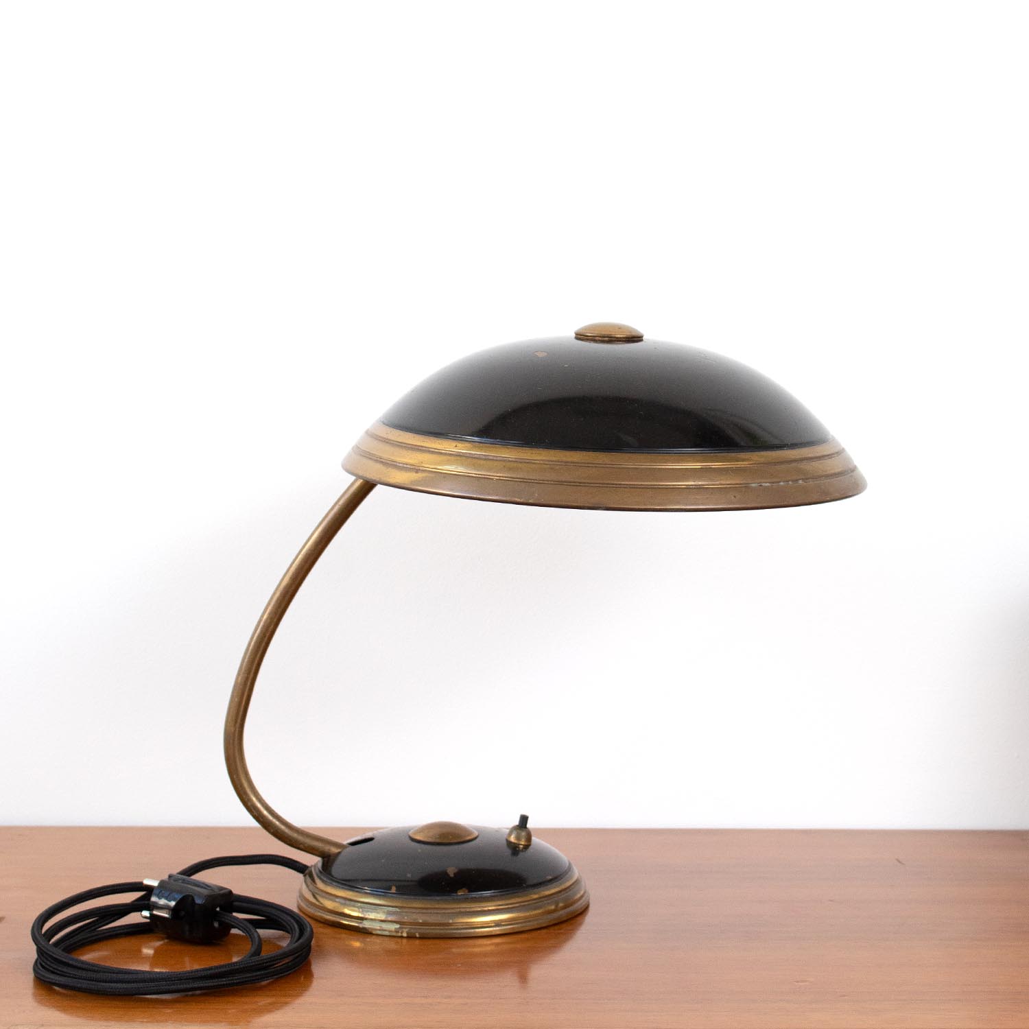 Mid-Century Art Déco Tischleuchte Messing Schwarz – Helo Leuchten (1940er/1950er)