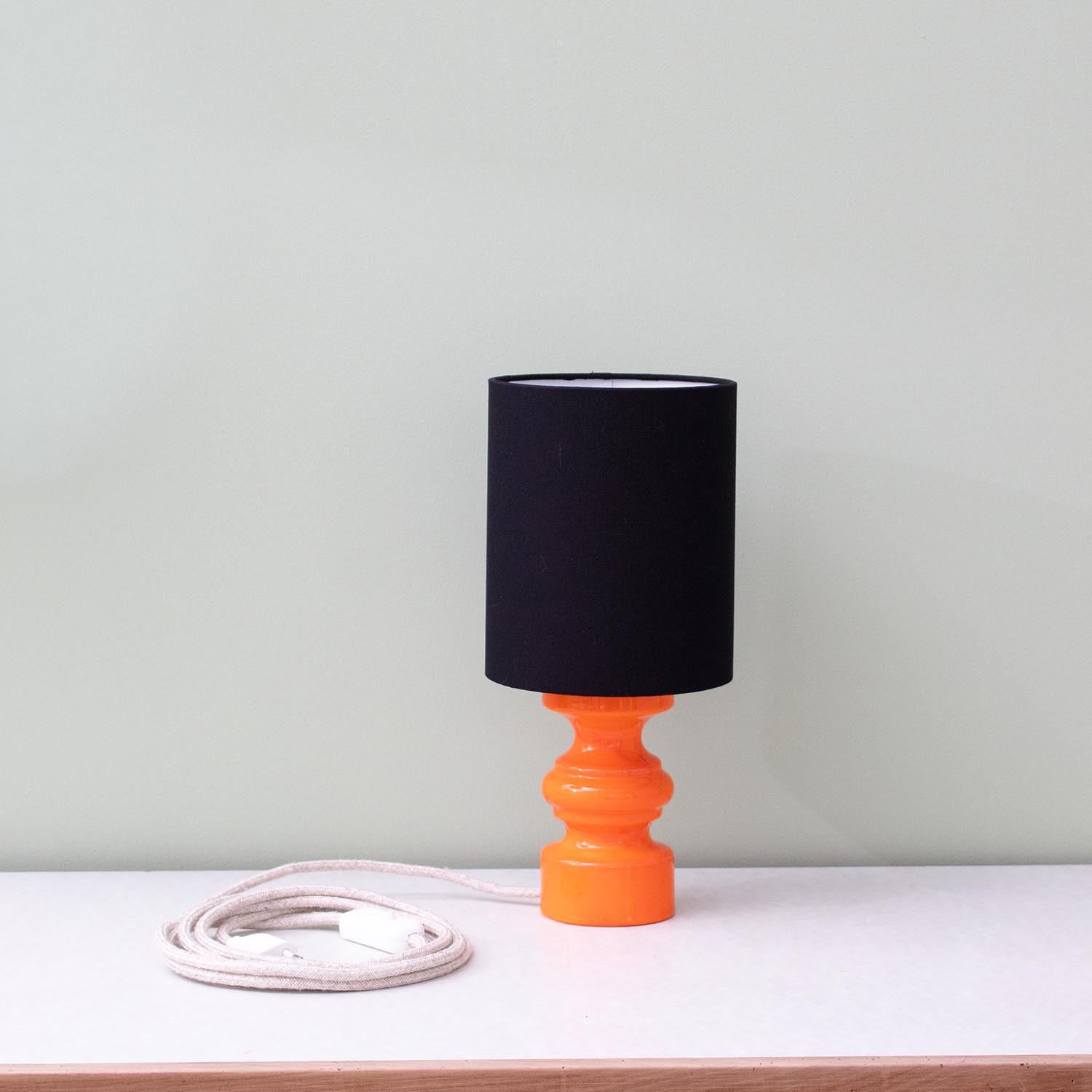Kleine Midcentury Tischlampe Orange Schwarz Tischlampe