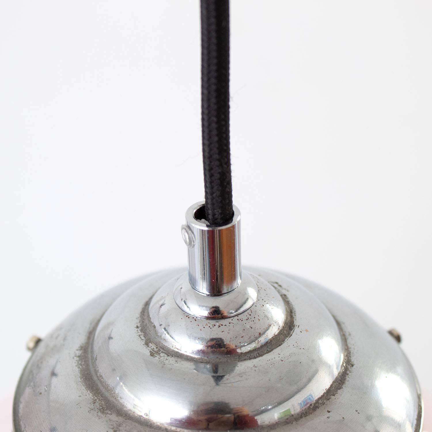Art Déco Glaskugel Pendelleuchte – Altrosa / Zartrosa mit Rippenstruktur (1920er–1930er)